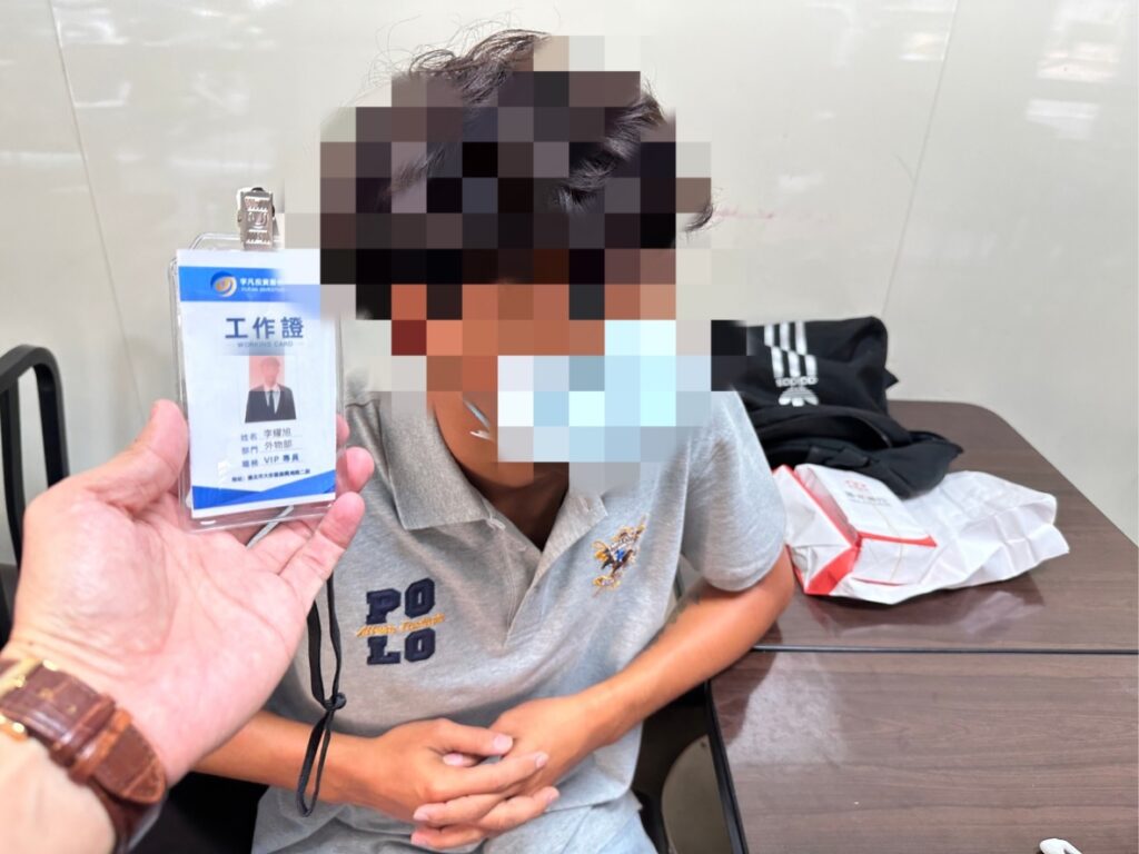 ▲圖說：警方埋伏查獲假業務車手，並從其身上起出數張假的工作證 （圖／台中市政府提供）