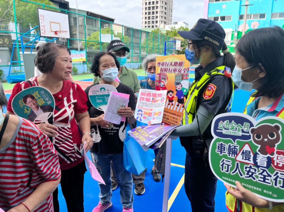 ▲圖說:針對白天經常一人在家的長輩,員警細心叮嚀常見的詐騙話術 (圖/台中市政府提供)