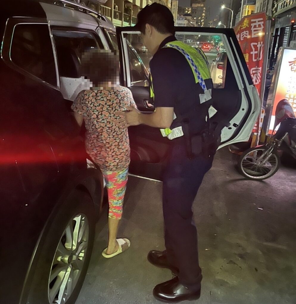 ▲圖說:員警將賴姓阿嬤載返回其居住地 (圖/台中市政府提供)