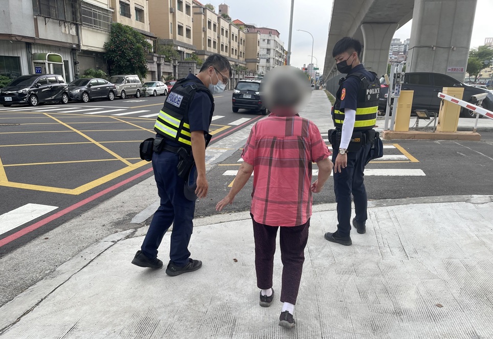 ▲圖說:員警帶婦人返所,幫她找到回家的路 (圖/台中市政府提供)
