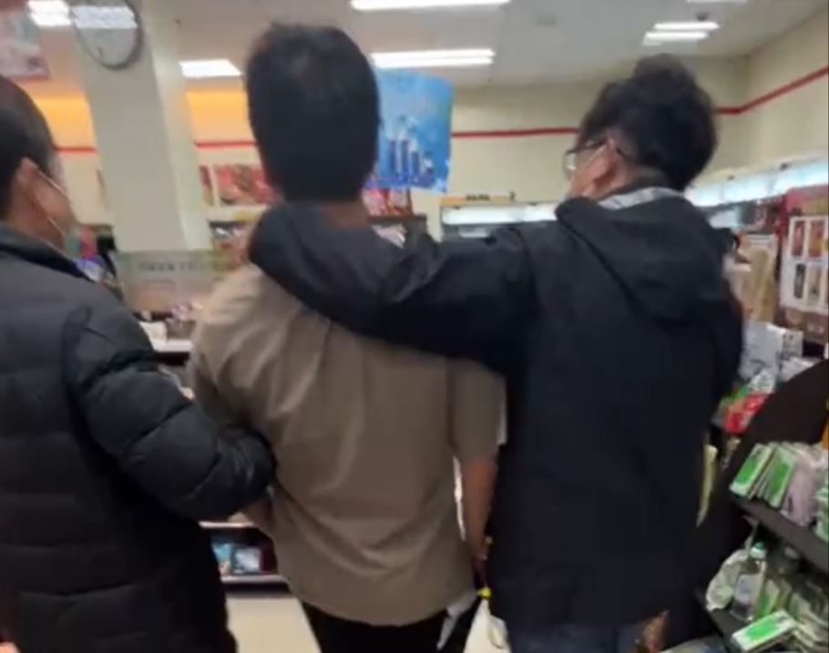 ▲圖說：警方掌握張姓毒販身分及行蹤，在超商將欲寄送毒包裹之嫌犯逮捕到案             （圖／台中市政府提供）