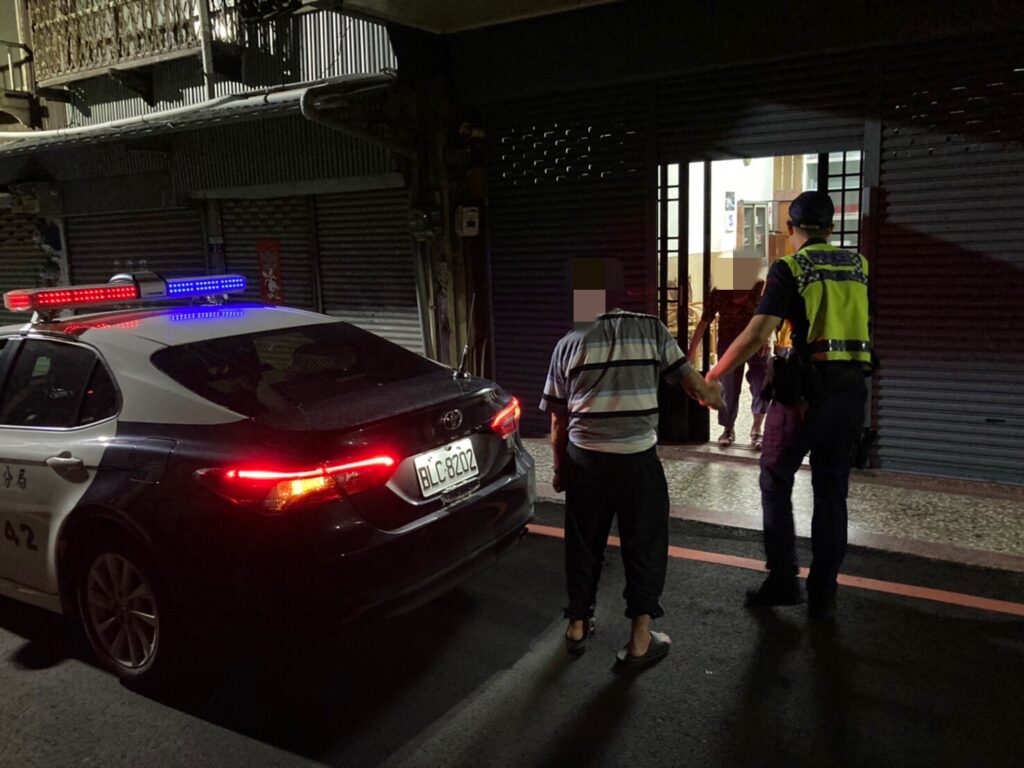 ▲圖說：員警牽著蔡姓老伯，踏著緩慢的步伐坐上警車，平安送返家 （圖／台中市政府提供）