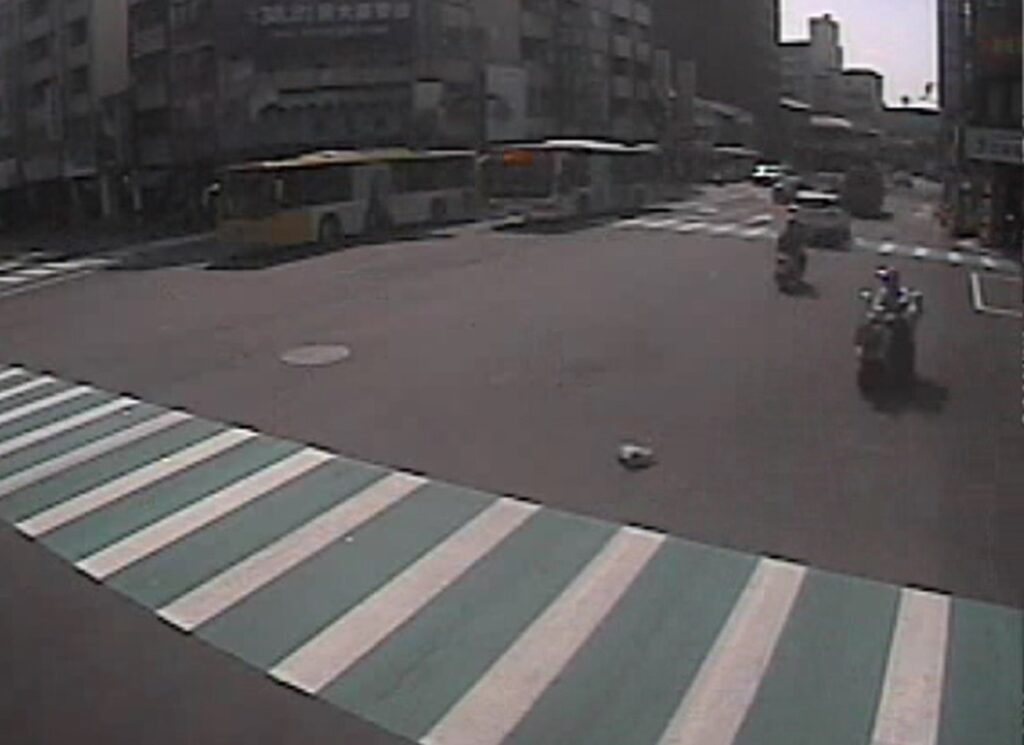 ▲圖說:張姓「熊貓」外送員於路口拾獲手提包,熱心送交派出所                (圖/台中市政府提供)