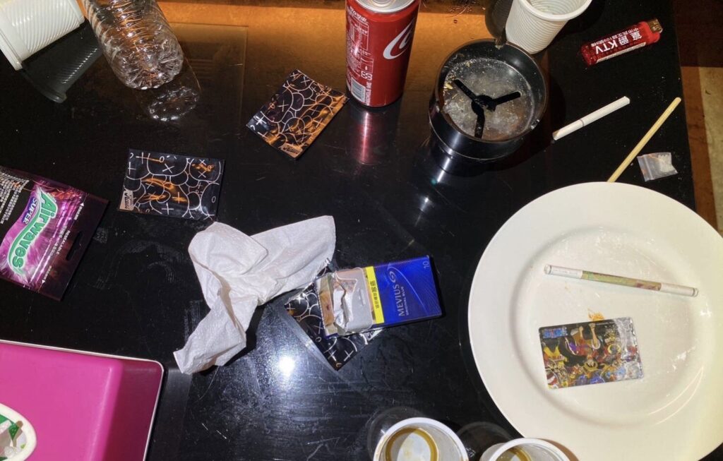 ▲圖說：警方偵破越南妹熱舞KTV毒趴，桌面散落許多用過的毒咖啡包 （圖／台中市政府提供）