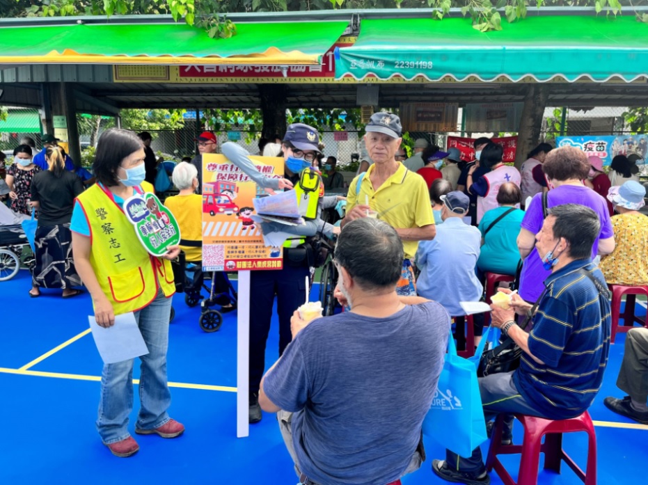 ▲圖說:警三分局於重陽敬老金發放活動現場護鈔,更偕同志工進行犯罪預防宣導                (圖/台中市政府提供)