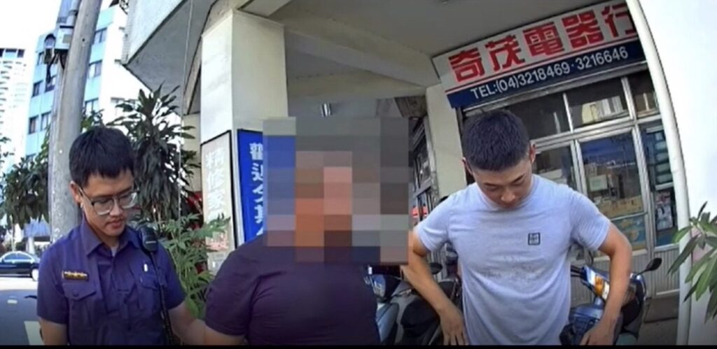 ▲圖說:在周邊負責盯哨的莊姓車手共犯也遭到員警鎖定查獲 (圖/台中市政府提供)