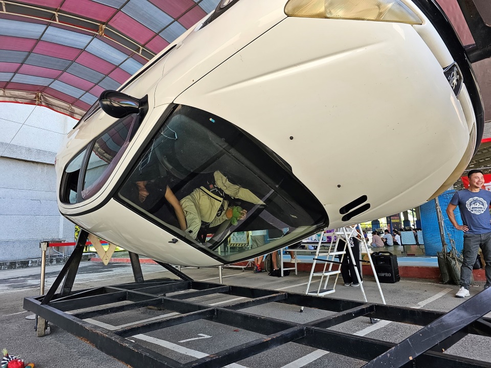 ▲圖說：同學們於活動現場體驗「真五感翻轉體驗車」天旋地轉的翻車經歷 （圖／台中市政府提供）