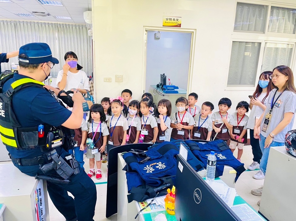 ▲圖說:眼前裝備超齊全的大哥哥深受小朋友喜愛 (圖/台中市政府提供)