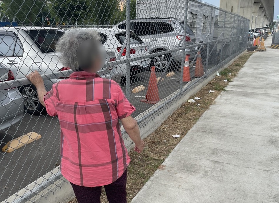 ▲圖說:老婦人扶著鐵網 步履緩慢引起員警注意                (圖/台中市政府提供)