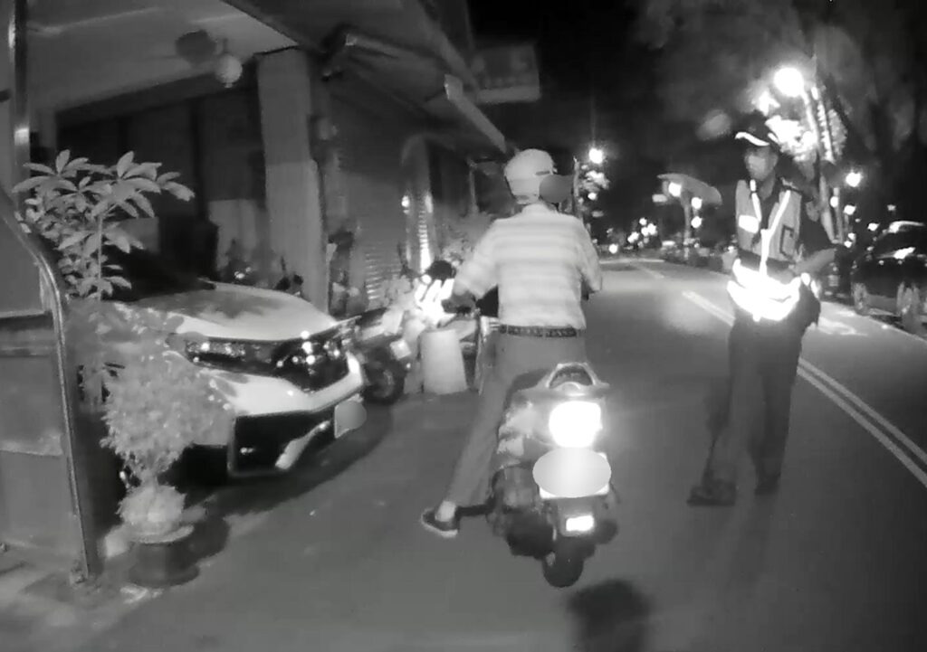 ▲圖說:老翁「過家門而不入」,幸在員警協助下安然返家 (圖/台中市政府提供)