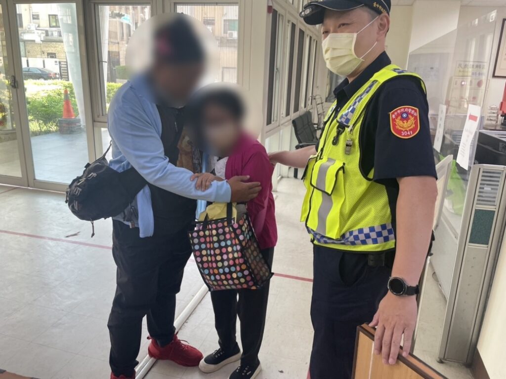 ▲圖說:丟失手提包的張姓婦人在派出所開心抱著張男表示謝意 (圖/台中市政府提供)