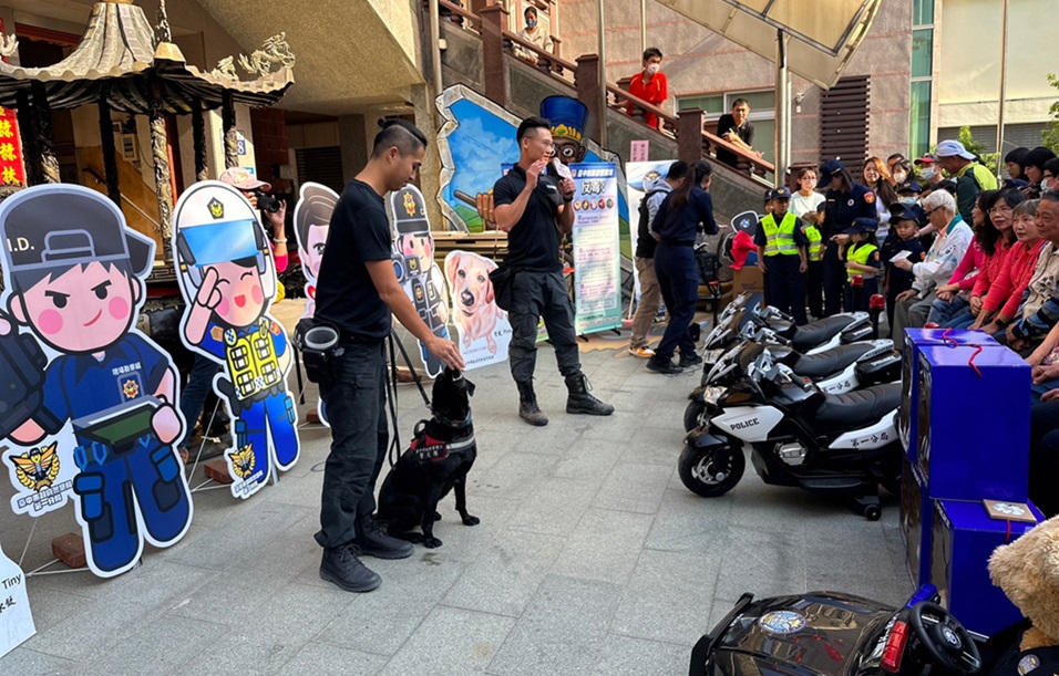 ▲圖說：中市警犬隊各種高難度精湛表演，由偵爆犬Pinky與緝毒犬Tiny(水餃)領銜演出 （圖／台中市政府提供）
