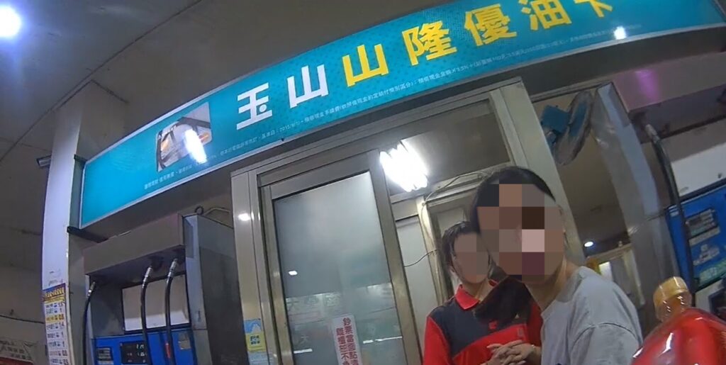 ▲圖說：員警載乘陳女至加油站購買油料，順利將故障車重新發動 （圖／台中市政府提供）