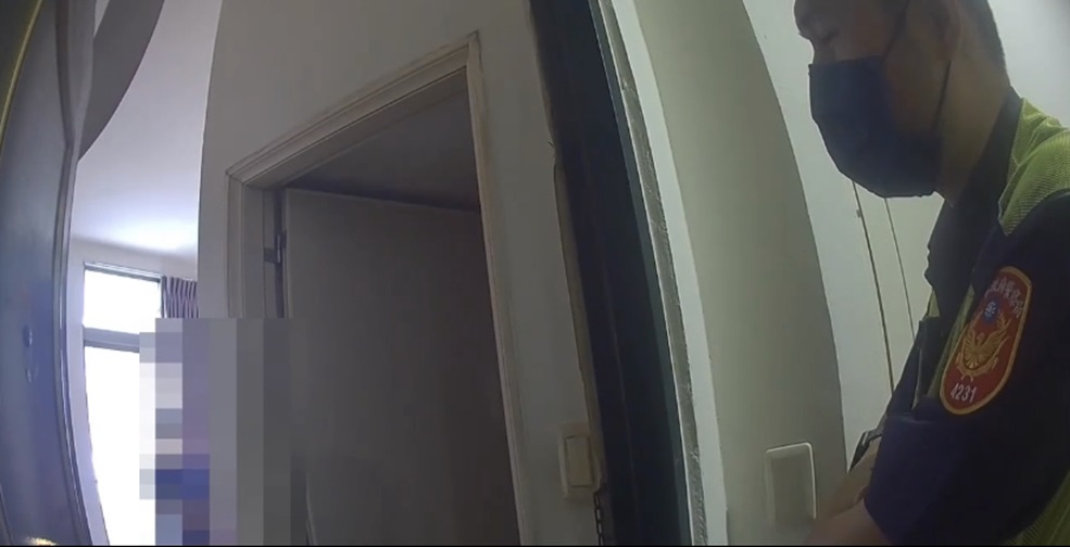▲圖說:員警勸說張女就醫,並載小孩先去超商購買食物,再通報社福單位協助 (圖/台中市政府提供)