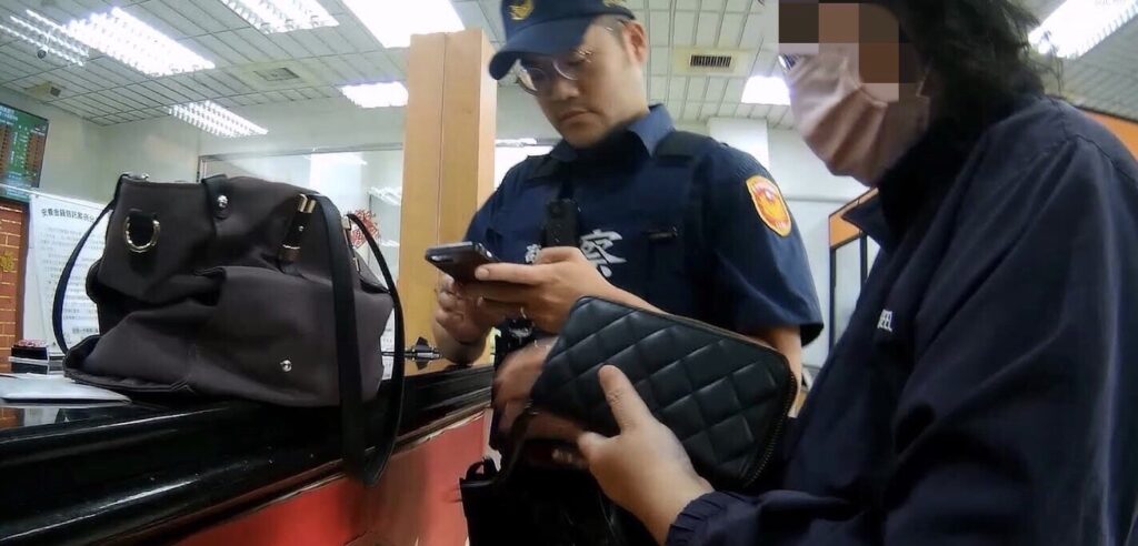 ▲圖說:女子在行員及員警協力勸阻下才恍然大悟,自己可能遇到詐騙 (圖/台中市政府提供)