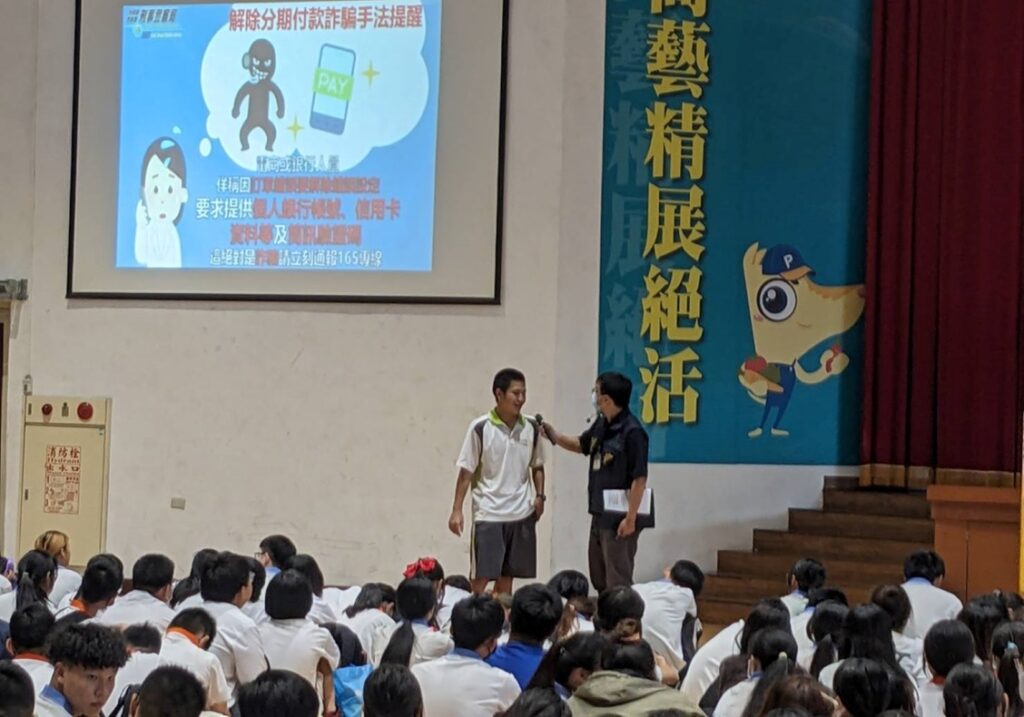 ▲圖說:員警叮嚀同學們,打工求職慎防標榜「無責、輕鬆、高薪、好賺」的工作 (圖/台中市政府提供)