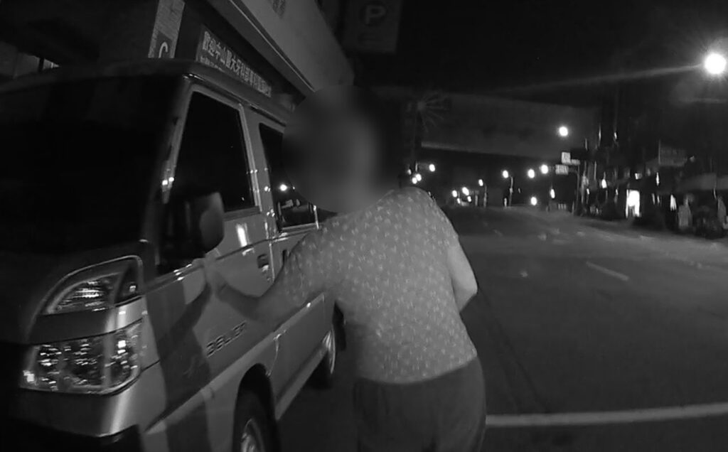 ▲圖說:婦人跌跌撞撞卻不願旁人攙扶,警用真誠打動她的心                (圖/台中市政府提供)