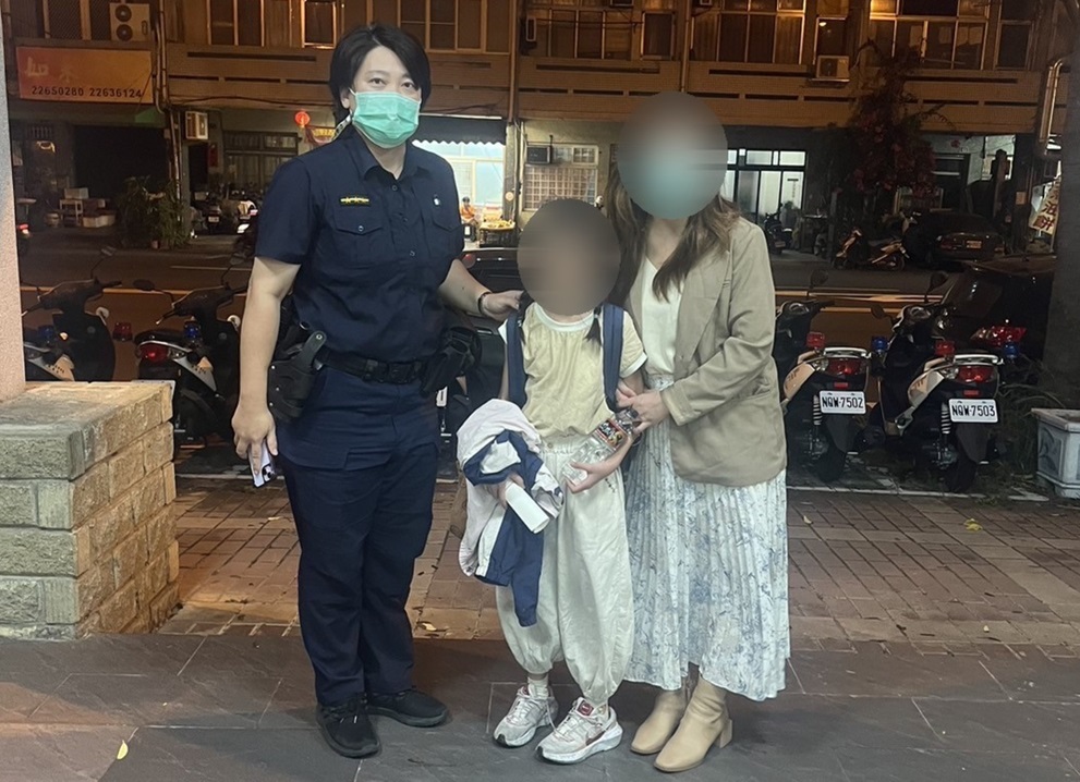 ▲圖說:健康所媽媽女警王怡千溫馨關懷撫慰了迷途女童不安之心 (圖/台中市政府提供)