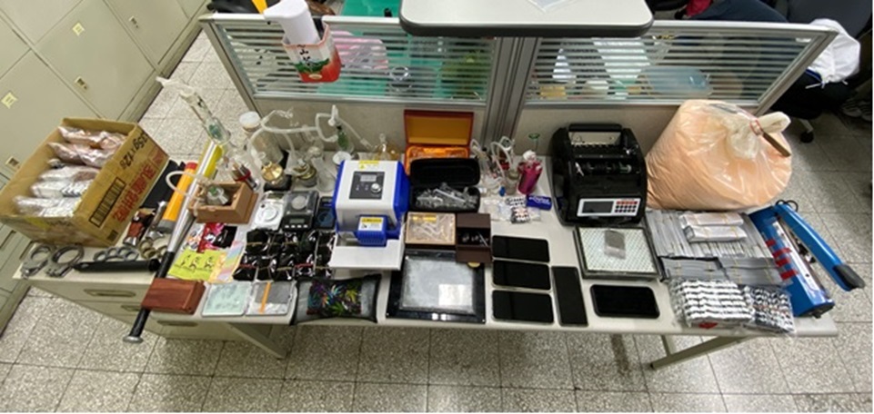 ▲圖說：警方查扣毒品安非他命、愷他命、毒品咖啡包、K盤、電子磅秤分裝袋、封膜機等證物 （圖／台中市政府提供）