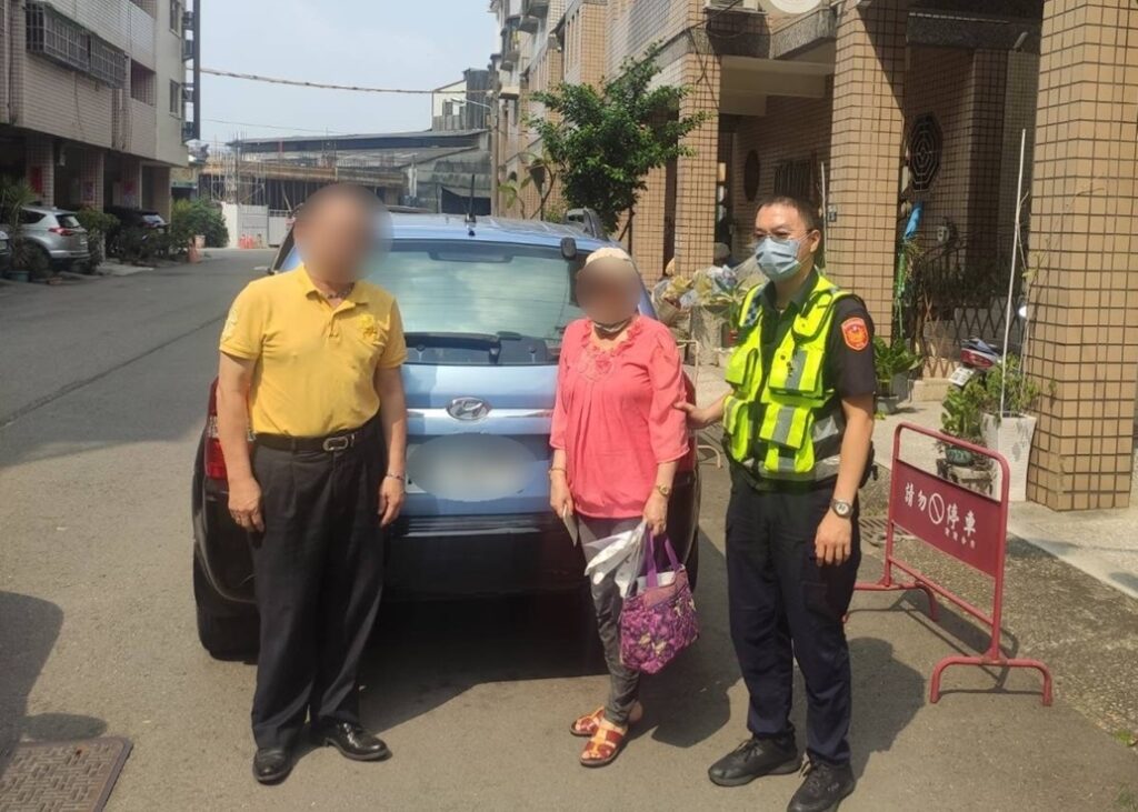 ▲圖說:原來婦人忘記弟弟陪同前來就醫,對於員警促成姊弟團圓也表示感激 (圖/台中市政府提供)