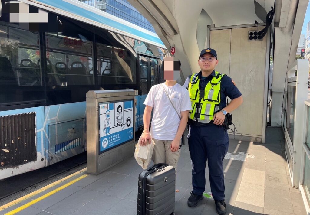 ▲圖說:港籍留學生遺落行李公車上,員警查詢APP尋獲公車行蹤找回行李 (圖/台中市政府提供)