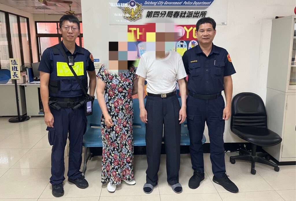 ▲圖說:失智老翁按捺指印建檔,便於日後遇有走失情形能加速失蹤人口辨識 (圖/台中市政府提供)