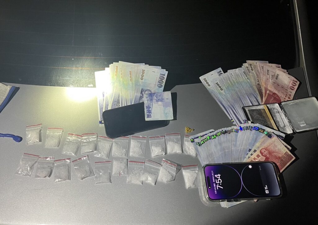 ▲圖說：中市刑大破獲竹聯幫販毒集團，查扣現鈔、毒品愷他命、卡西酮及K盤等物證 （圖／台中市政府提供）