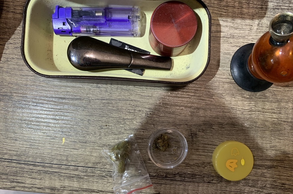 ▲圖說:警方查獲林嫌持有的毒品大麻、吸食煙斗及研磨器等證物 (圖/台中市政府提供)