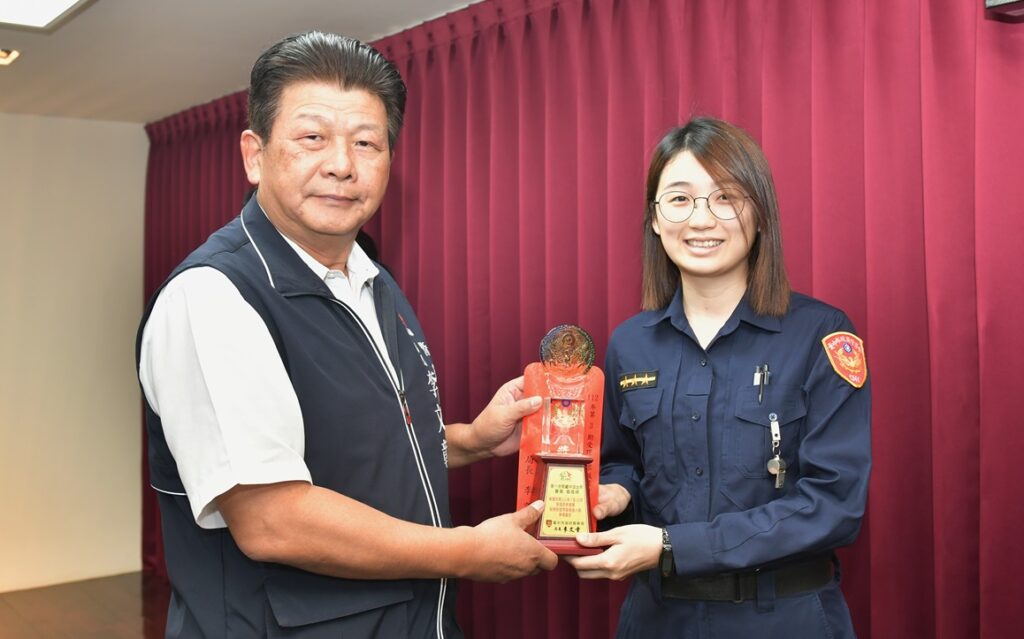 ▲圖說：繼中所警員曾筱婷獲頒「112年7至9月份受理民眾報案服務態度績優人員」獎 （圖／台中市政府提供）