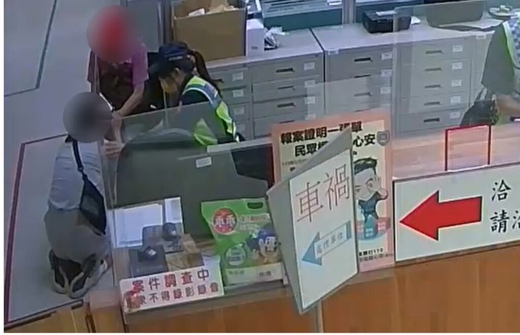 ▲圖說：孫女見到失蹤阿嬤平安無事坐在椅子上，激動跪到阿嬤面前暴哭 （圖／台中市政府提供）