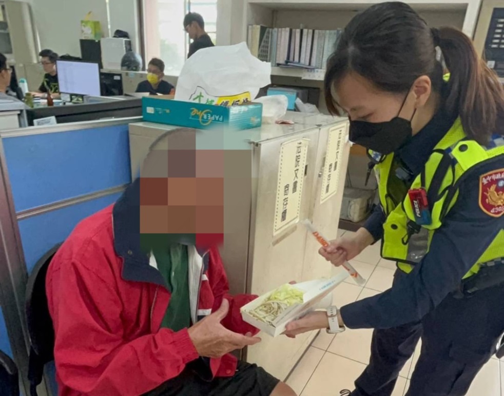 ▲圖說：員警將老翁載返所，並暖心地自掏腰包購買便當供老翁食用            （圖／台中市政府提供）