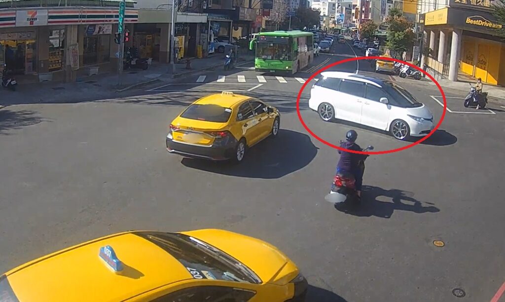 ▲圖說:東區分駐所員警巡邏時發現停泊路口中的車輛,立即上前關心             (圖/台中市政府提供)