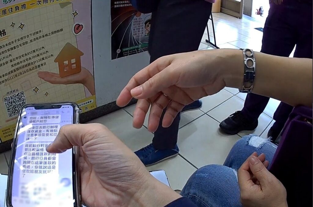 ▲圖說:女子加入投資群組欲匯款,員警「妳知道警示(帳戶)是什麼意思嗎?」敲醒致富美夢 (圖/台中市政府提供)