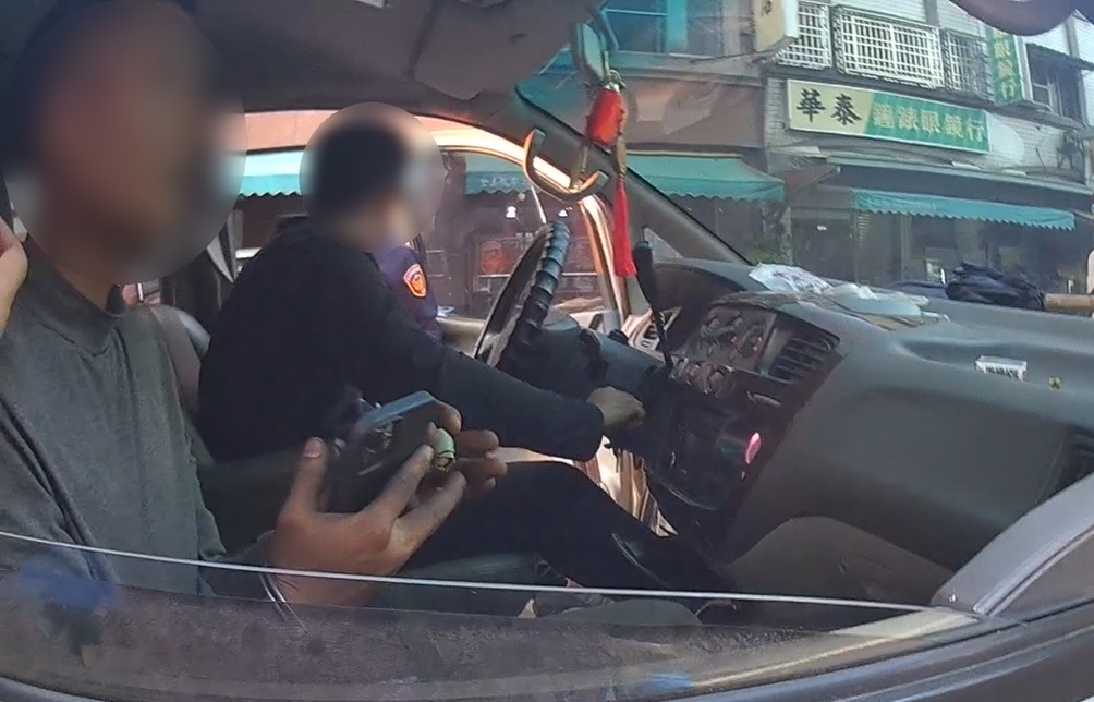 ▲圖說:三分局東區分駐所巡佐王坤煜攔下可疑廂型車,果真查獲4名失聯移工 (圖/台中市政府提供)