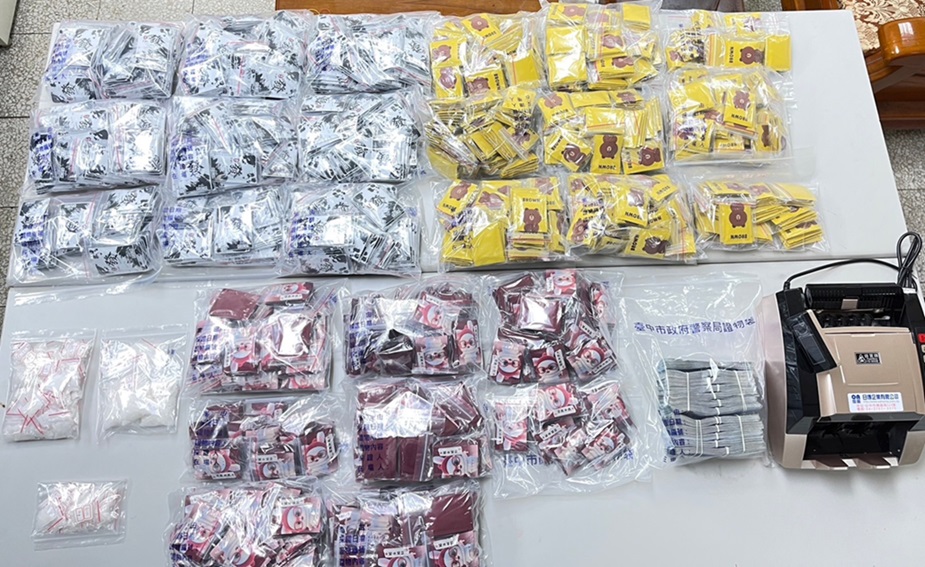 ▲圖說:警方在劉姓主嫌家中查扣毒品咖啡包2400多包、愷他命和大麻 (圖/台中市政府提供)