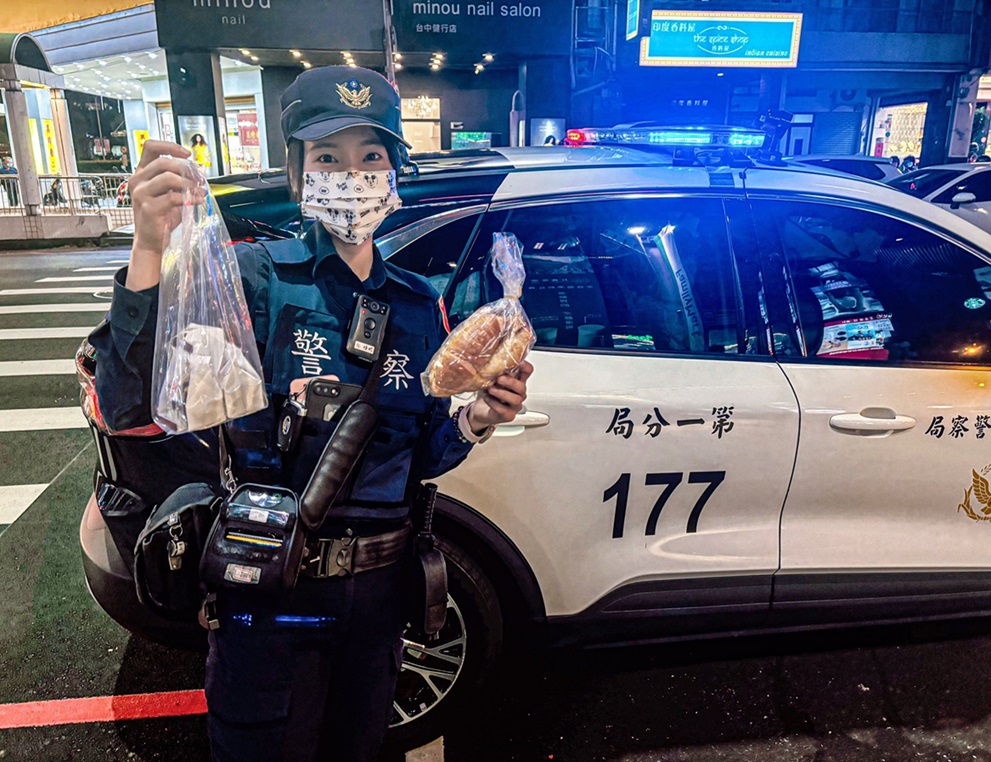 ▲圖說:美食博主贈予兩位認真員警一袋美味芳香的現烤點心 (圖/台中市政府提供)