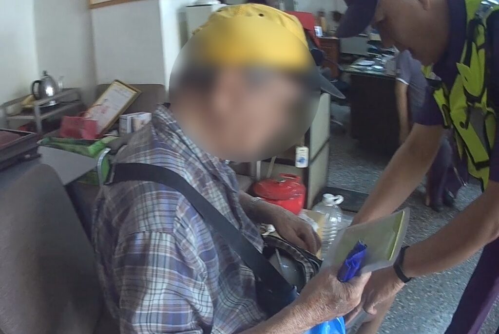 ▲圖說:警方在爺爺隨身包裡找到證件,意外發現裏頭還有一個環保碗 (圖/台中市政府提供)