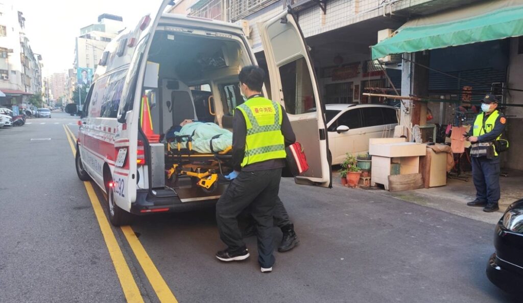 ▲圖說:88歲母親居家跌倒在地,90多歲老伴無力扶起,員警接獲女兒通報緊急救援 (圖/台中市政府提供)