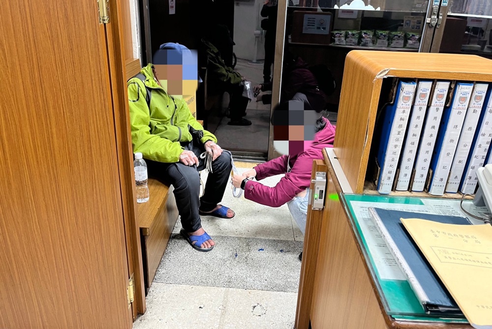▲圖說:員警查出蔡姓老翁為通報失蹤人口,並通知社工陪同老翁一同返家 (圖/台中市政府提供)