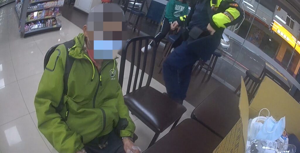 ▲圖說:老翁揹尿袋獨坐超商多日,熱心民眾報案請警方協助             (圖/台中市政府提供)