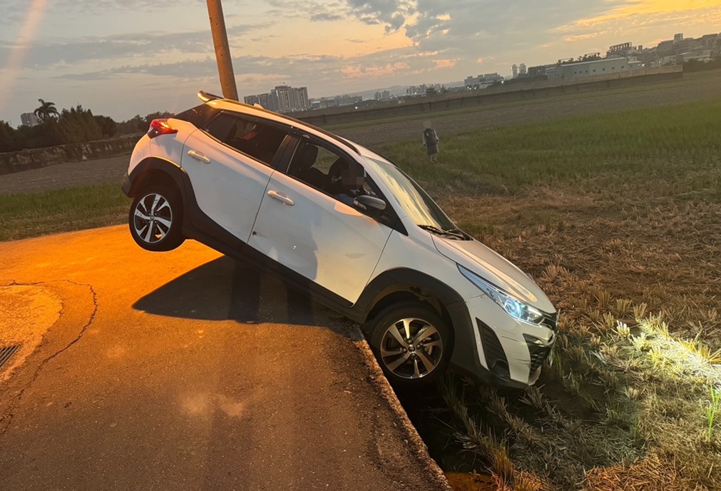 ▲圖說：陳男參加同學會後導航駕車欲北返，未料被導入鄉野小路，最終不慎掉落田邊 （圖／台中市政府提供）