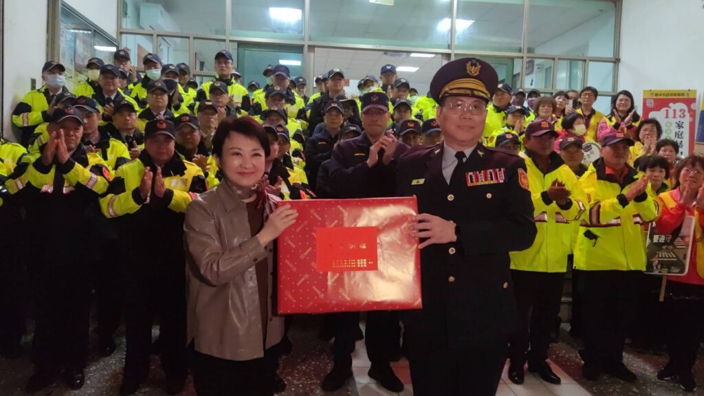 ▲圖說:臺中市長盧秀燕攜帶優質禮盒及精心設計小紅包慰問第一線執勤人員 (圖/台中市政府提供)