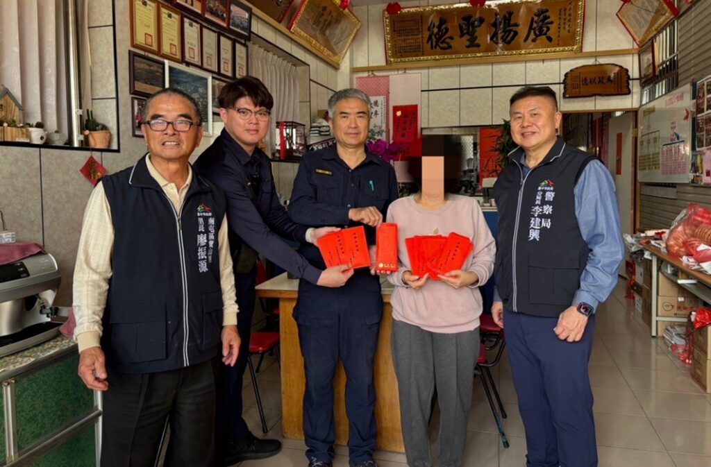 ▲圖說:鄒婦獨力照顧中風臥床夫,豈料又遇車禍陷困境,分局長李建興率善心人士及時馳援 (圖/台中市政府提供)