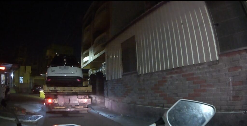 ▲圖說：陳男轎車掉落田裡意外曝光酒駕行徑，員警聯繫拖吊車前來協助              （圖／台中市政府提供）