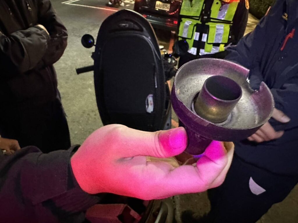 ▲圖說:員警當場發現排氣管沒有消音器(蓋),直接打臉少年的合格檢驗單              (圖/台中市政府提供)