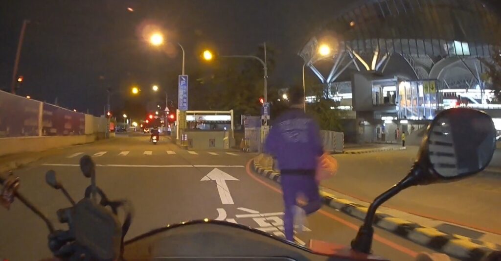 ▲圖說：黑衣男逆向騎車遭警攔查，立即棄車狂奔逃逸              （圖／台中市政府提供）