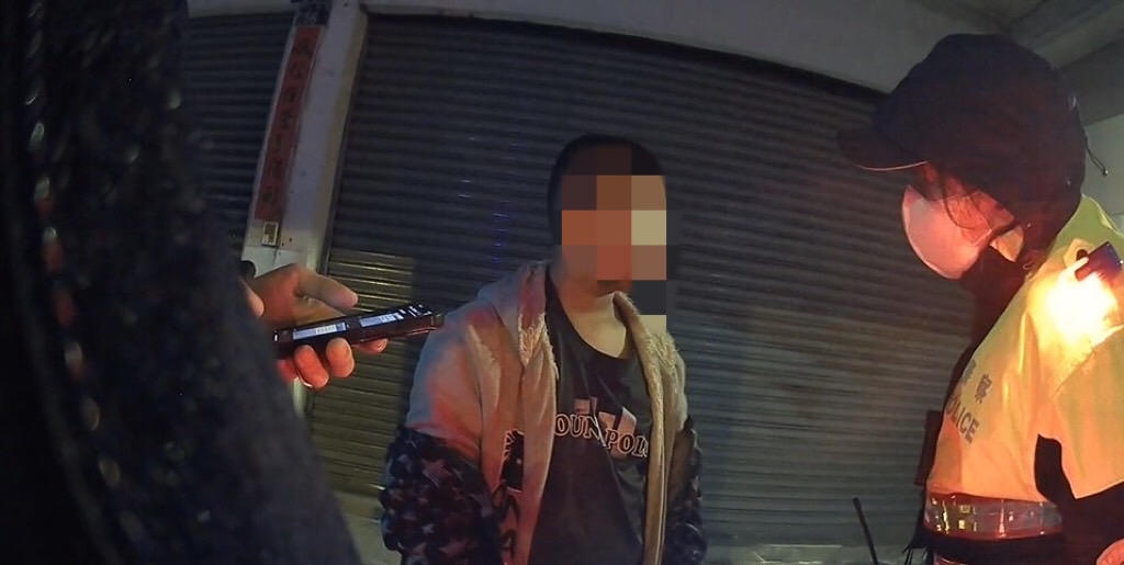 ▲圖說:員警執行酒駕路檢勤務時,發現一名男童獨自從騎樓走過,機警趨前關心              (圖/台中市政府提供)