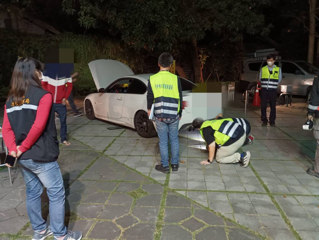 ▲圖說:BMW汽車檢測噪音值超標,現場依法開出噪音檢測不合格罰單 (圖/台中市政府提供)