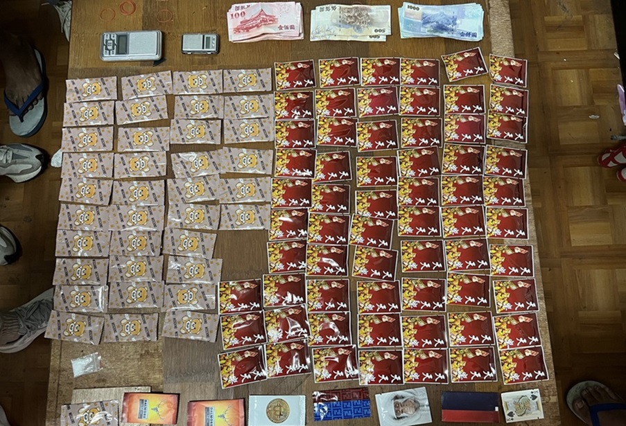▲圖說:警方當場查扣毒品咖啡包107包、電子磅秤、現金1萬4仟餘元等證物 (圖/台中市政府提供)