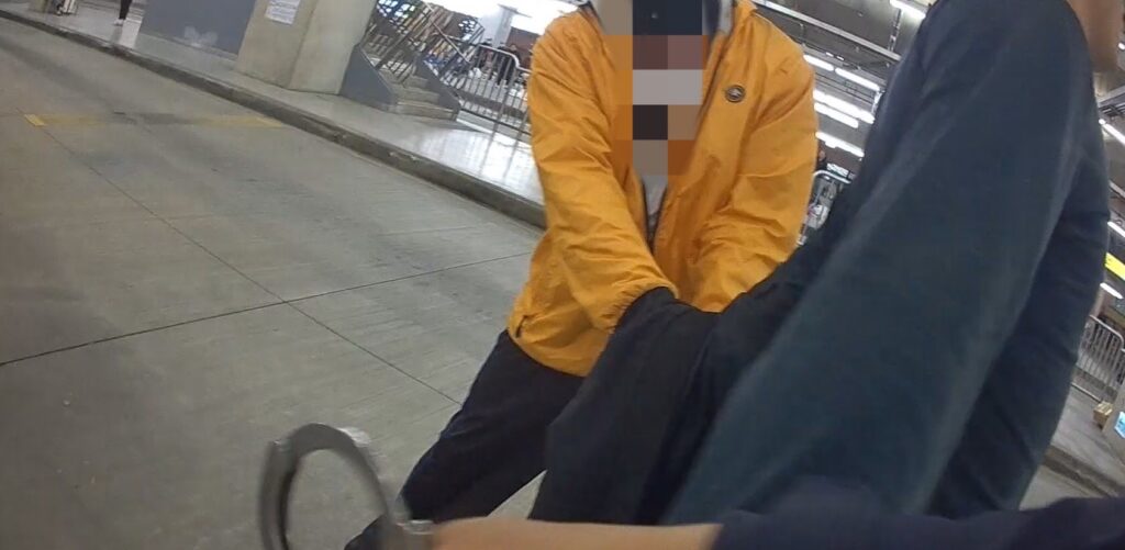 ▲圖說：熱血黃衣大哥聽聞員警大喊「抓住他!」，立刻上前協助將黑衣男子攔下 （圖／台中市政府提供）